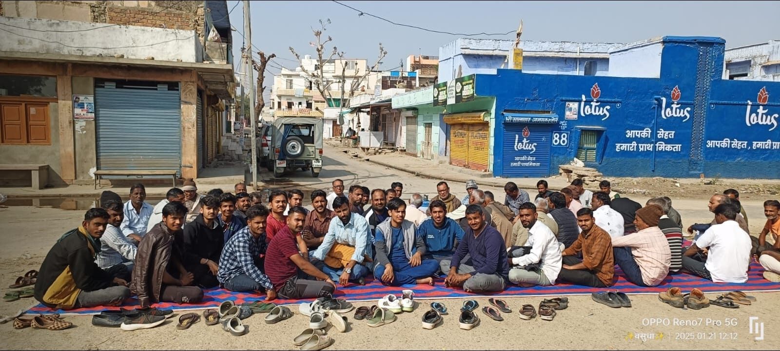 यात्रियों को हो रही परेशानी, दूसरे स्टेशनों पर जाने को मजबूर